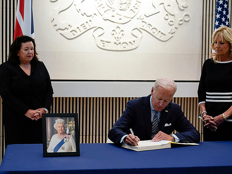 Joe Biden, Präsident der USA, trägt sich in der britischen Botschaft in Washington in ein Kondolenzbuch für Königin Elizabeth II. ein. Die britische Königin Elizabeth II. ist tot. Sie starb am Donnerstag im Alter von 96 Jahren auf ihrem Landsitz Schloss Balmoral in Schottland. Foto: Susan Walsh/AP/dpa