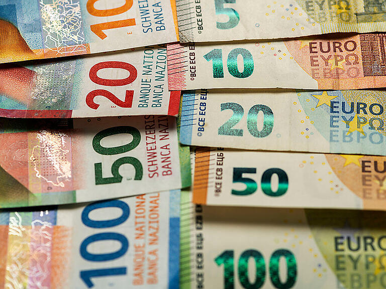 Der Franken legt zur europäischen Gemeinschaftswährung trotz höheren Zinsen im Euroraum weiter zu. (Archivbild)