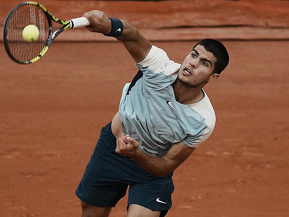 Druckvoll und konzentriert: Carlos Alcaraz trat erstmals auf dem grössten Court von Roland Garros an - und kam zu einem überzeugenden Sieg