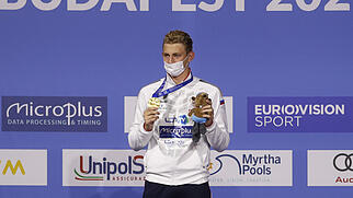 Ilja Borodin zeigt im Mai in Budapest seine über 400 m Lagen gewonnene EM-Goldmedaille