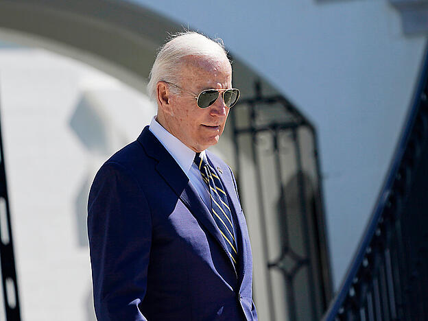 Joe Biden, Präsident der USA, geht über den Südrasen des Weißen Hauses, bevor er an Bord der Marine One geht. Foto: Susan Walsh/AP/dpa
