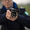 Ein St. Galler Polizist mit einem Taser - auch Elektroschockpistole oder Destabilisierungsgerät genannt. (Archivbild)