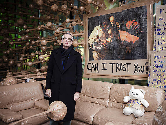 Der Schweizer Künstler Thomas Hirschhorn zeigt seine Ausseninstallation "Can I Trust You?" beim Aargauer Kunsthaus.