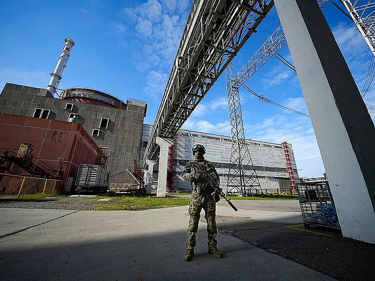 ARCHIV - Auf diesem während einer vom russischen Verteidigungsministerium organisierten Reise aufgenommenen Foto, bewacht ein russischer Soldat einen Bereich des Kernkraftwerks Saporischschja in einem Gebiet unter russischer Militärkontrolle im Südosten der Ukraine. Foto: -/AP/dpa