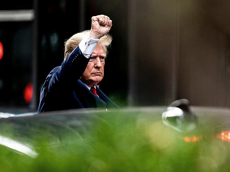 dpatopbilder - Ex-US-Präsident Donald Trump verlässt gestikulierend den Trump Tower in New York. Foto: Julia Nikhinson/AP/dpa