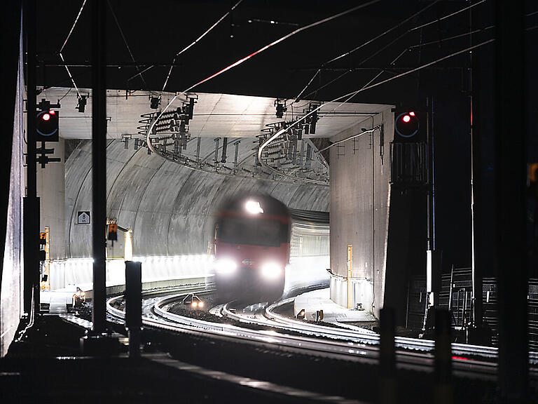 Wenn Züge in langen Tunneln das Tempo verlangsamen würden, könnten sie gemäss Lokführer-Verband 30 Prozent Strom einsparen. (Symbolbild)