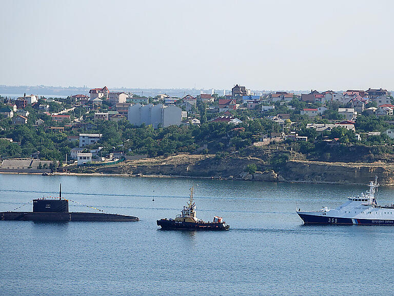 ARCHIV - Ein U-Boot und Kriegsschiffe der russischen Schwarzmeerflotte liegen vor Anker in der Hafenstadt die ein Symbol der Verteidigung der Krim als uneinnehmbarer Festung ist. Laut dem britischen Geheimdienst zieht Russland seine U-Boote von der Krim ab. Foto: Ulf Mauder/dpa