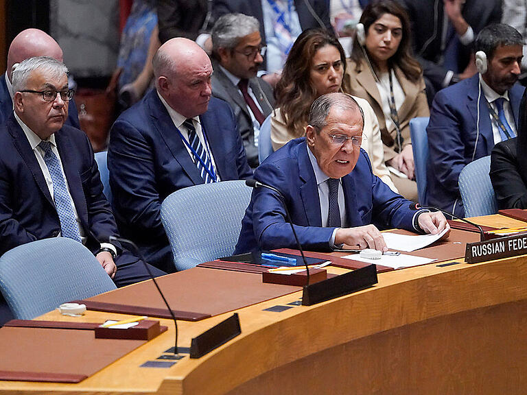 Sergej Lawrow (r), Außenminister von Russland, spricht während einer hochrangigen Sitzung des Sicherheitsrates zur Lage in der Ukraine im Hauptquartier der Vereinten Nationen. Foto: Mary Altaffer/AP/dpa