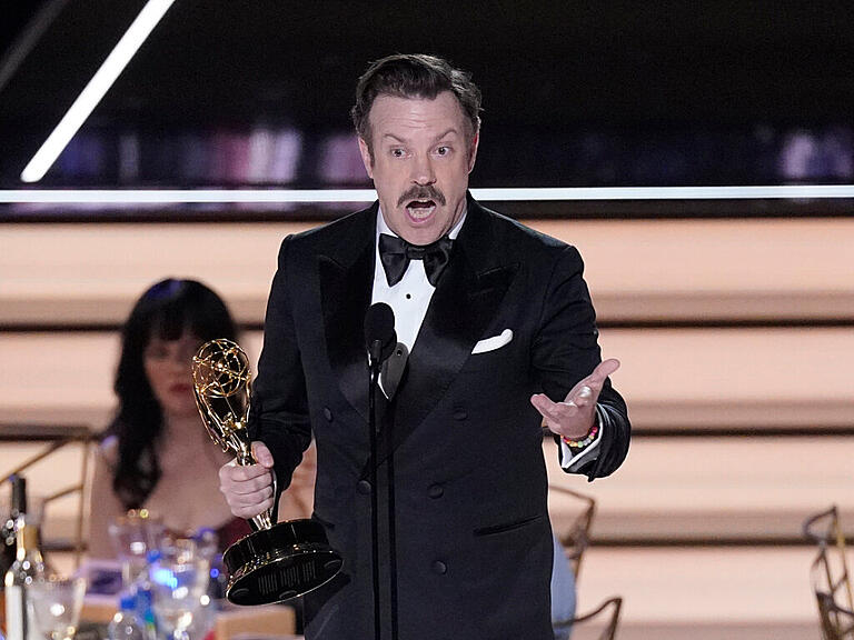 Jason Sudeikis nimmt den Emmy für den herausragenden Hauptdarsteller in einer Comedy-Serie für "Ted Lasso" bei den 74. Primetime Emmy Awards im Microsoft Theater in Los Angeles entgegen. Foto: Mark Terrill/Invision via AP/dpa