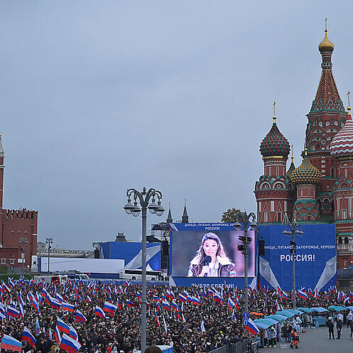 Während in Russland Tausende medienwirksam die Annexion der ukrainischen Gebiete - wie hier auf dem Roten Platz in Moskau - feiern, lehnt die internationale Gemeinschaft die Inanspruchnahme Putins ab. Foto: Dmitry Serebryakov/AP/dpa