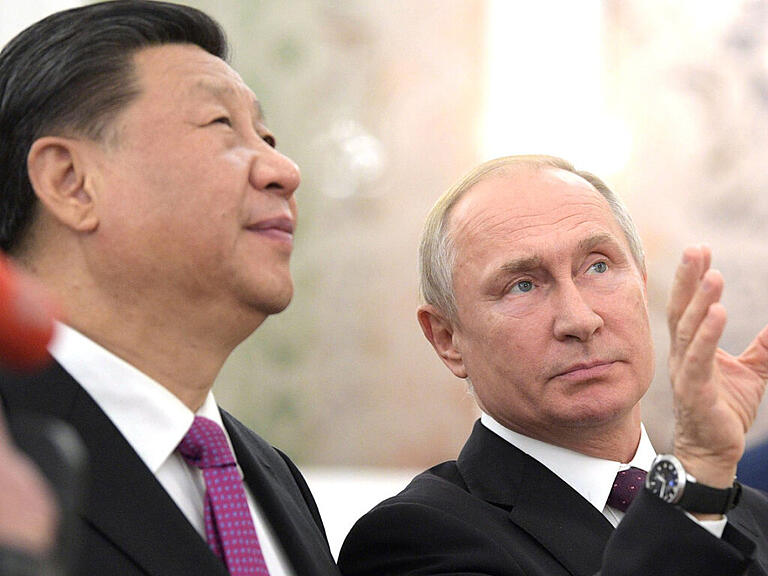 ARCHIV - Wladimir Putin, Präsident von Russland, und  Xi Jinping, Präsident von China, haben einen gemeinsamen Kontrahenten: den Westen. Beide geben sich gegenseitig bei den jeweiligen Konflikten, in denen die Länder verstrickt sind, Rückendeckung. Heute treffen sich die Machthaber das erste Mal seit dem Beginn des russischen Angriffskriegs in der Ukraine. Foto: -/Kreml/dpa - ACHTUNG: Nur zur redaktionellen Verwendung und nur mit vollständiger Nennung des vorstehenden Credits