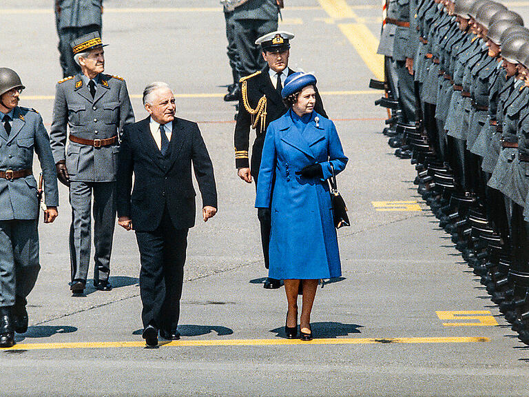 An der Seite des damaligen Bundespräsidenten, dem Waadtländer Georges-André Chevallaz, Queen Elizabeth II bei ihrer Ankunft in Zürich während ihres Staatsbesuchs 1980.