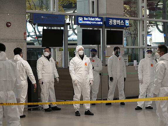 Nachdem die Zahl der täglichen Coronavirus-Infektionen in Südkorea zum ersten Mal seit Beginn der Pandemie die Zahl von 5.000 überstieg, gilt nun Quarantänepflicht für alle Einreisenden. Foto: Ahn Young-Joon/AP/dpa