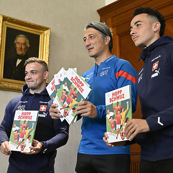 Xherdan Shaqiri, Nationaltrainer Murat Yakin und Ruben Vargas (von links) präsentieren das neue Kinderbuch des Schweizerischen Fussballverbandes