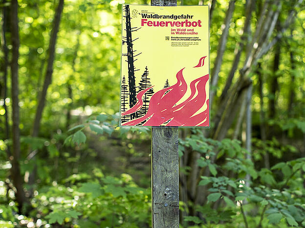 Vorsicht bei der 1. August-Feier: Zahlreiche Kantone mahnen derzeit zur Vorsicht mit Feuer im Wald oder in Waldesnähe oder verbieten es. In vier Kantonen herrscht absolutes Feuerverbot. (Symbolbild)