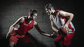Branko Tomic (links) und Luka Mandic &ndash; zwei Talente von Swiss Central Basket. Bild: Pius Amrein (Luzern, 14. Dezember 2016)