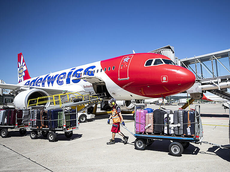 Die Ferienfluggesellschaft Edelweiss wird im Lufthansa-Konzern künftig enger mit der Eurowings Discover zusammenarbeiten. Die Leitung der beiden Gesellschaften übernimmt Edelweiss-Chef Bernd Bauer.(Archivbild)