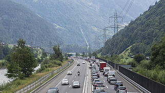 Vor dem Gotthard-Nordportal kommt es wegen Verkehrsüberlastung regelmässig zu langen Staus. (Archivbild)