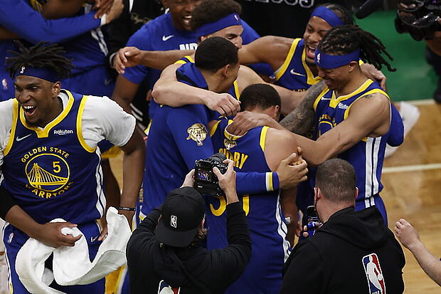 Die Golden State Warriors bejubeln den Meistertitel in der NBA