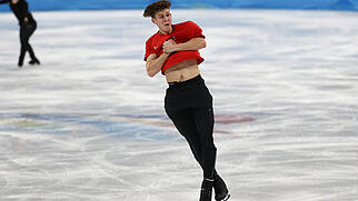 Lukas Britschgi, im Bild während des Trainings in Peking, debütiert im für Eiskunstläufer hohen Alter an Olympischen Spielen