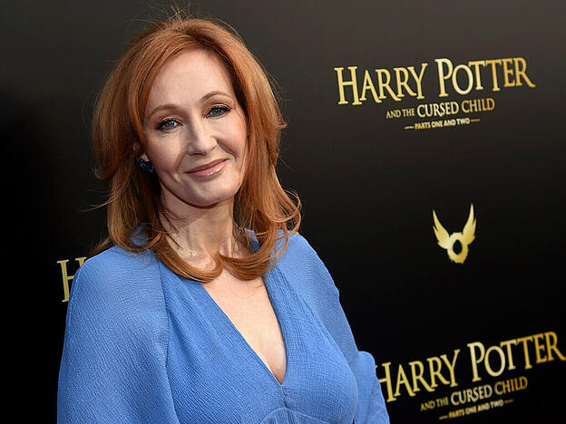 ARCHIV - Die Autorin J.K. Rowling kommt zur Premiere des Theaterstücks "Harry Potter and the Cursed Child". Die Bestsellerautorin hat das Erscheinen des ersten Harry-Potter-Romans vor 25 Jahren am Sonntag auf Twitter als «einen der besten Momente ihres Lebens» bezeichnet. Foto: Evan Agostini/Invision/AP/dpa