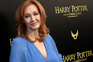 ARCHIV - Die Autorin J.K. Rowling kommt zur Premiere des Theaterstücks "Harry Potter and the Cursed Child". Die Bestsellerautorin hat das Erscheinen des ersten Harry-Potter-Romans vor 25 Jahren am Sonntag auf Twitter als «einen der besten Momente ihres Lebens» bezeichnet. Foto: Evan Agostini/Invision/AP/dpa