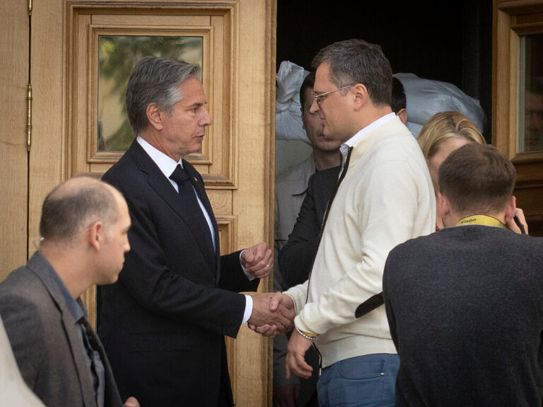 Außenminister im Gespräch: Dmytro Kuleba (r) und  Antony Blinken. Foto: Efrem Lukatsky/AP/dpa