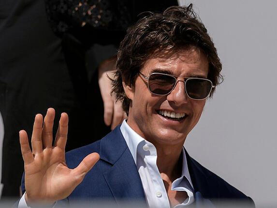 Tom Cruise winkt bei seiner Ankunft zum Fototermin für den Film «Top Gun: Maverick» bei den 75. Internationalen Filmfestspielen. Foto: Petros Giannakouris/AP/dpa
