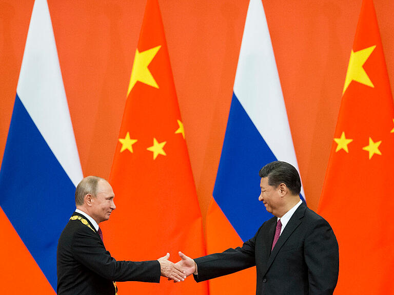 ARCHIV - Russlands Präsident Putin und sein chinesischer Amtskollege Xi treffen sich in Usbekistan im Rahmen eines Gipfels der Shanghaier Organisation für Zusammenarbeit (SCO). Foto: Alexander Zemlianichenko/Pool AP/dpa